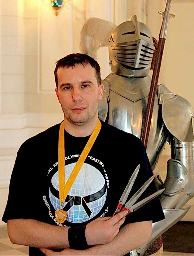 Тренировки по ножевому бою с инструктором 
